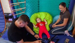 Шаг за шагом: как малышка Вика с ДЦП занимается ЛФК