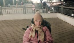 Лиза мечтает сидеть за партой без поддержки