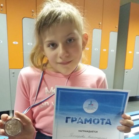 Настя Гончарова завоевала "серебро" на Первых областных соревнованиях по плаванию среди инвалидов