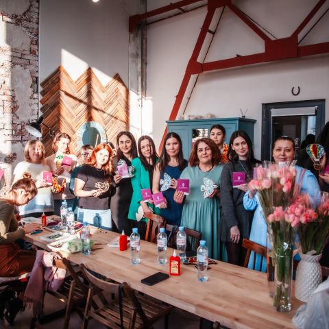 Чудесный мамин выходной с СИБУРом: как прошел мастер-класс «Мозаики»