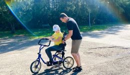 Велосипед – друг: как тренировки помогут детям с аутизмом и ДЦП