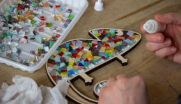 В рамках акции «Чудесный мамин выходной» прошел мастер-класс по мозаике