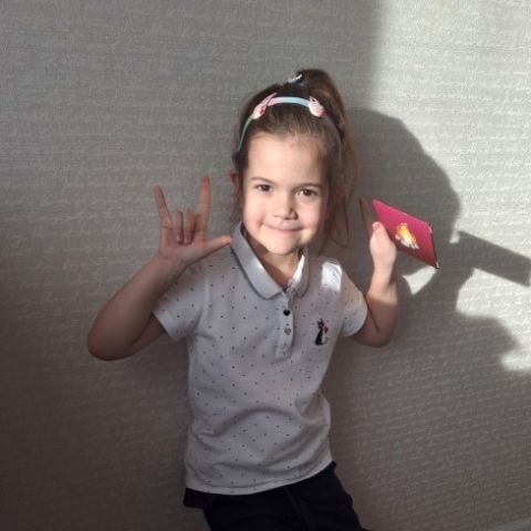 Милана родилась с тугоухостью. Посмотрите, как она танцует сейчас