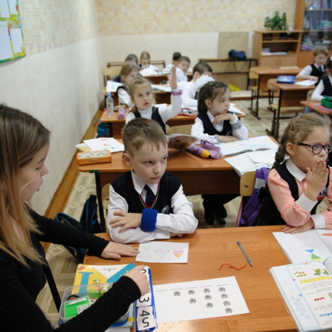 Дети с рас в школе. Дети в школе. Индивидуальные занятия с детьми. Учащиеся рас. Учащиеся рас.